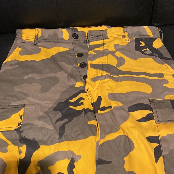 NWOT YELLOW CAMO CARGO PANT - Picture 6 of 6